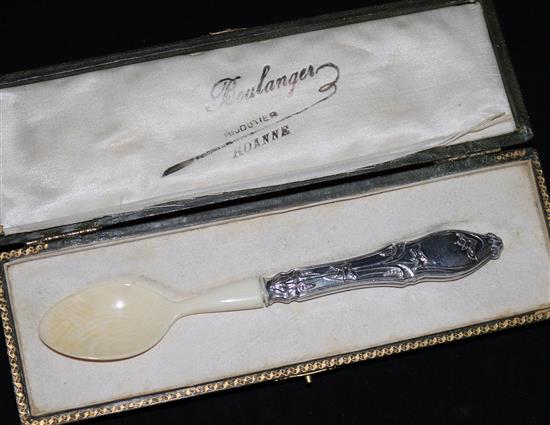 A cased late 19th/early 20th century French silver handles ivory caviar spoon, 6.5in.